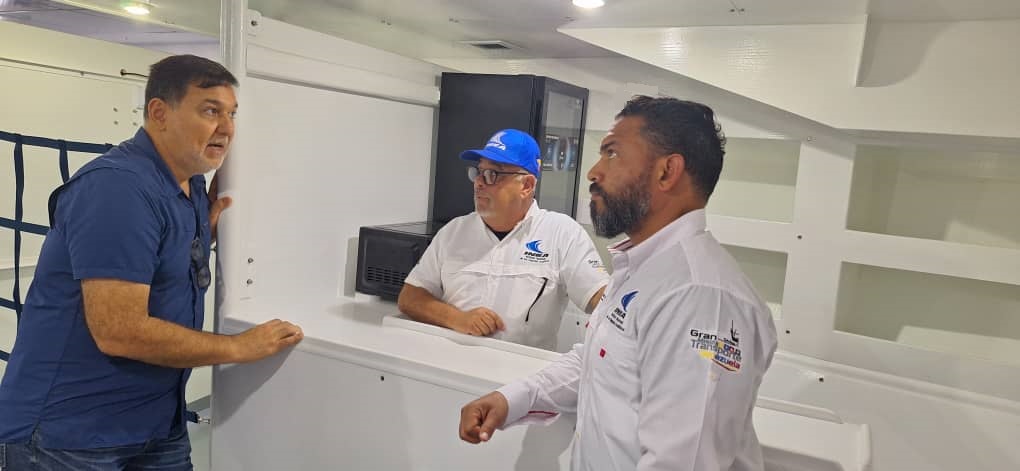 inea_venezuela's tweet photo. #12Feb #AvancesTAP

La inspección efectuada por el pdte. del #INEA Germán Gómez Larez a los trabajos de construcción de buques #TAP en #Cumaná incluyó la visita al monocasco Playa Caribe para supervisar el acomodamiento interno. 

Fue atendido por el pdte. de @marinoadv. https://t.co/mCK3Tw1h4V
