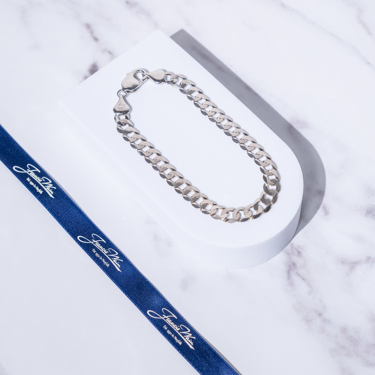 FWJewellers's tweet photo. Shop our range of men's jewellery for that extra special gift this Valentine✨ 

08-23-0211 https://t.co/jiRtuKxt97