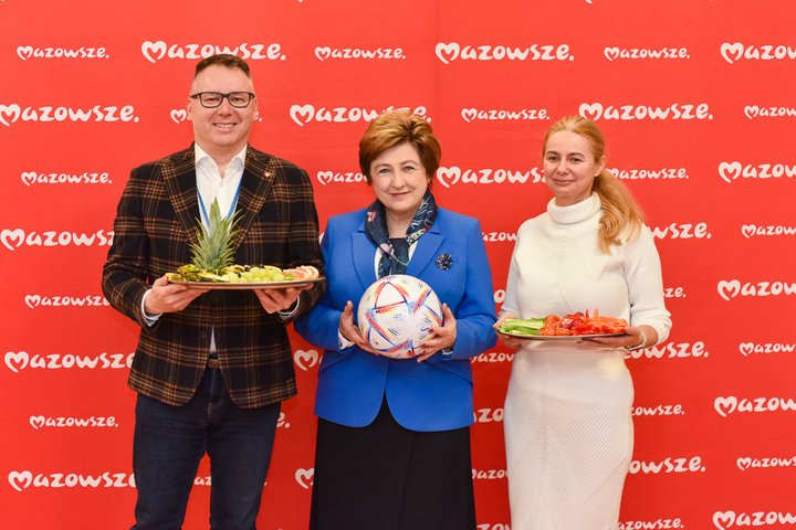 Co piąte dziecko na #Mazowsze zagrożone nadwagą lub otyłością. Aby temu zapobiec samorząd województwa stawia na edukację i rozwój bazy sportowej ⚽️ Z dziennikarzami w #Ostrołęka rozmawiała dziś o tym członkini zarządu województwa Elżbieta Lanc