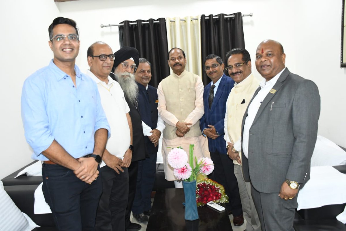RcciRourkela's tweet photo. RCCI Delegates met the Governor of Odisha, Shri Raghubar Das at Circuit House, Rourkela today evening. Delegates led by IPP Shubh Patnaik,VP Gurmeet Singh &amp; Naresh Arya,GS PK Tibrewal,Fin. Secy Santosh Agarwal, Admin &amp; PR Shubham Kapoor &amp; IT Secy Pramod KumarNatulya were present. https://t.co/92MzTYGa8z