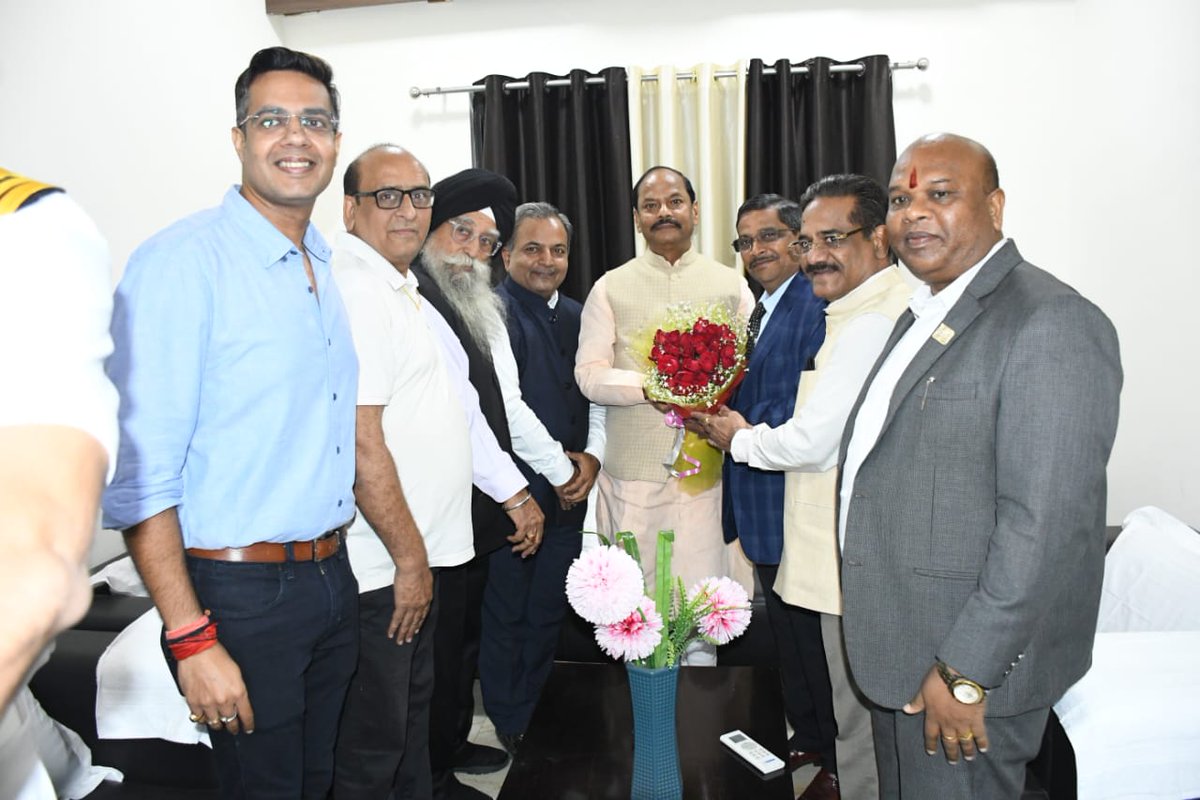 RcciRourkela's tweet photo. RCCI Delegates met the Governor of Odisha, Shri Raghubar Das at Circuit House, Rourkela today evening. Delegates led by IPP Shubh Patnaik,VP Gurmeet Singh &amp; Naresh Arya,GS PK Tibrewal,Fin. Secy Santosh Agarwal, Admin &amp; PR Shubham Kapoor &amp; IT Secy Pramod KumarNatulya were present. https://t.co/92MzTYGa8z