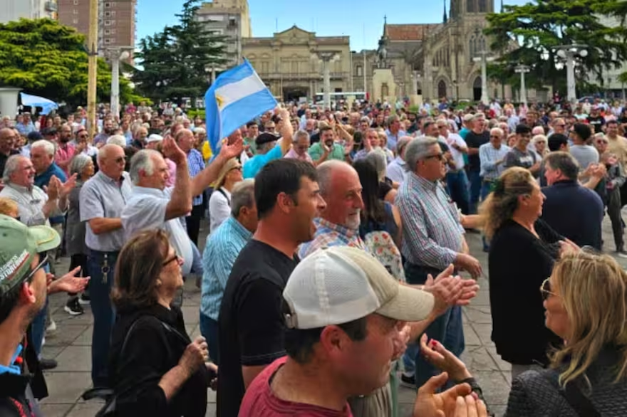 bertellof's tweet photo. Tema clave. 🚨"Hubo una gran rebelión fiscal": 190 productores fueron a la Justicia contra una inédita tasa municipal https://t.co/xiHiWagAeh a través de @LANACION https://t.co/8fynXHmhAS