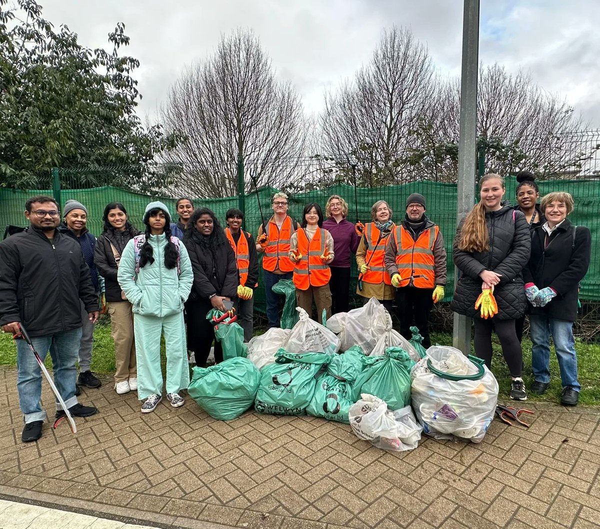 Another fantastic turnout of @UniofHerts students at the #communitylitterpick on Saturday organised by @WH_CVS 🚮💚
The next one will be on Saturday 2nd March 11am. Stay tuned for the meeting point confirmation 🙌
#sustainabilityadvocate #studentvolunteers