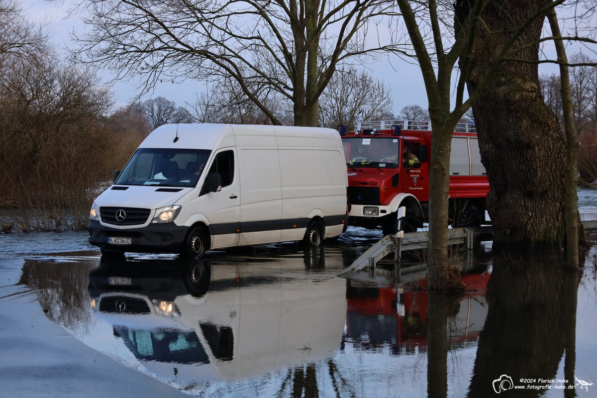 Fotoflo112's tweet photo. Heute musste die #Feuerwehr zweimal ausrücken um PKW´s aus dem Hochwasser zu bergen. Der erste #Alarm war um kurz nach acht und der zweite am Nachmittag. Zwei Fahrzeuge vor dem Sprinter haben es durch geschafft, der Sprinter blieb stecken. https://t.co/eCnH2VGMPc