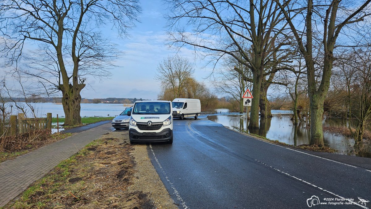 Fotoflo112's tweet photo. Heute musste die #Feuerwehr zweimal ausrücken um PKW´s aus dem Hochwasser zu bergen. Der erste #Alarm war um kurz nach acht und der zweite am Nachmittag. Zwei Fahrzeuge vor dem Sprinter haben es durch geschafft, der Sprinter blieb stecken. https://t.co/eCnH2VGMPc