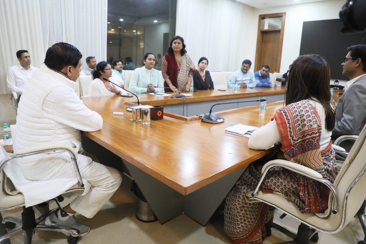 मुख्यमंत्री डॉ. मोहन यादव से आज निवास स्थित कार्यालय, समत्व भवन में राज्य प्रशासनिक सेवा के अधिकारियों के प्रतिनिधि मंडल ने भेंट की।

इस अवसर पर मुख्यमंत्री डॉ. यादव ने कहा है कि राज्य प्रशासनिक सेवा के अधिकारी जनता की भलाई के कार्य तत्परता से करें। जनकल्याण, विकास और सुशासन के