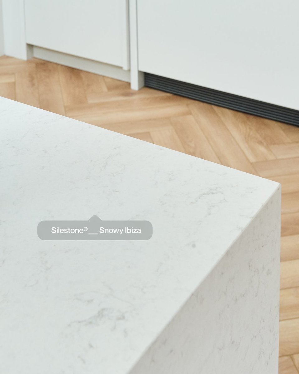 Are you looking to create a relaxed and natural atmosphere in the kitchen? Swipe left to discover a project by the interior designer Katerina Tchevytchalova (K´Arte Design) with our surface Silestone Snowy Ibiza that will inspire you. Read more: bit.ly/3SCAsth