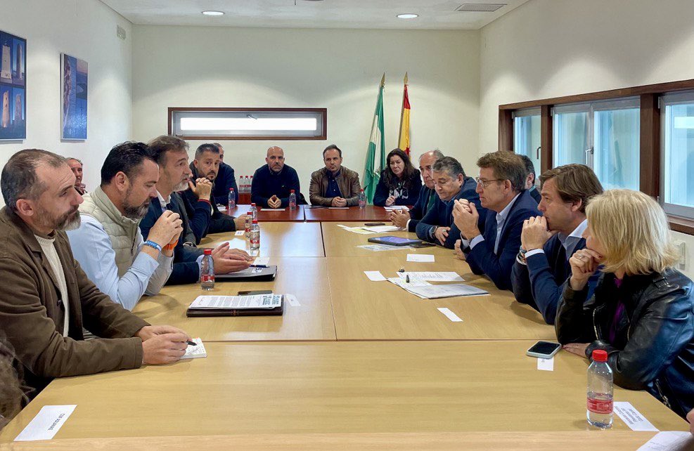 tu_abandono's tweet photo. ⚫️ #ULTIMAHORA | Esta mañana, a raíz de la Visita de @NunezFeijoo a la Localidad de Barbate, se ha celebrado una reunión con distintos representantes sindicales de Policía, Guardia Civil, Vigilancia Aduanera y de Funcionarios de prisiones

👉🏼 Participando junto a Feijóo por parte del @ppopular, el Secretario Gral de @ppandaluz Don @arepullomilla, el Consejero de Presidencia de @AndaluciaJunta Don @antoniosanz, el alcalde de Cádiz Don @brunog_cadiz, la Alcaldesa de Jerez de la Frontera Dña @MJGarciaPelayo y el Alcalde de Algeciras Don @jilandaluce

👉🏼Por parte de las asociaciones de Guardia Civil @JucilCadiz y @AUGC_Cadiz, sindicatos policiales @Jupol_Cadiz y @supcadizpro2019, CSIF Aduanas representando a Vigilancia Aduanera y por parte de PRISIONES como ÚNICO SINDICATO estaba @tampm_Algeciras 

🤝 La reunión ha versado entorno al interés del Partido Popular por impulsar la Zona de Especial Singularidad en la provincia de Cádiz en la que estén incluidos FFCCSE, Aduanas y también los Funcionarios de 
Prisiones

🗣️ TAMPM ha hecho hincapié respecto a los trabajadores Penitenciarios en que es URGENTE YA la tramitación de Agentes de Autoridad, la dotación de medidas electrónicas necesarias para evitar el sobrevuelo de Drones en las prisiones y actualización de las relaciones de puestos de trabajo. Así mismo se pide reunión con @antoniosanz para tratar el tema de la sanidad penitenciaria. 

Por su parte D. @NunezFeijoo propone trasladar los sumarios de especial gravedad a La Audiencia Nacional y exigir la Dimisión del Ministro Marlaska a raíz del asesinato de los dos Guardia Civiles sucedido ayer

#TAMPM 🏴