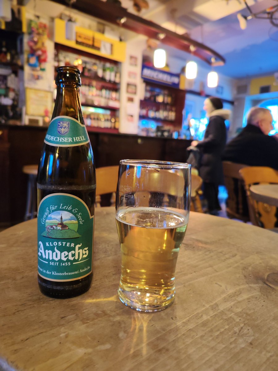 europebarguide's tweet image. You pay £7.50 a pint for a locally brewed extra hoppy lager from a fashionable local brewery🏴󠁧󠁢󠁳󠁣󠁴󠁿 who think they're the bees knees simply because no-one nearby is doing it: 😐
Then at another bar, they sell this middle brow Bavarian Helles🇩🇪 that kicks the living jesus out of it: 😀