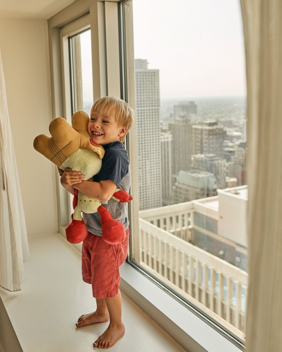 FSChicago's tweet image. With Hotel mascot Sammy the Skyscraper by their side, young Four Seasons travelers will spend the upcoming #SpringBreak embarking on urban adventures. Steps from world-class museums and shopping attractions, discover the ultimate downtown oasis at #FSChicago.