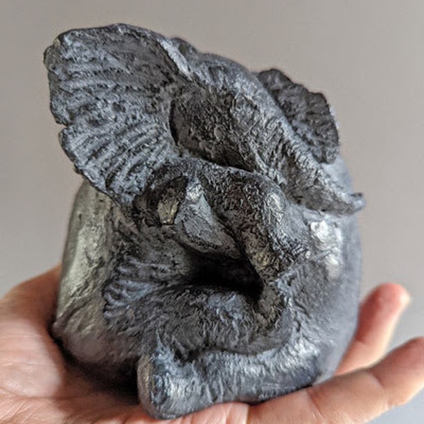 sophie_verger's tweet photo. [#Couples #Amoureux] #3 🐘❤️🐘 #ELEPHANTS ENLACÉS - #Bronze - 11x12x9cm 😍
Découvrez sa fiche #sculpture ⤵️
➡️ https://t.co/GE6DpgxfhE 
- 
#Amour #Amoureuse #Saimer #Love #Lover #LoveIsLove #SaintValentin #ValentineDay #ValentinesDay2024 #Valentines #Valentin #Art #Artist #Statue https://t.co/5FTaehJ0Nk