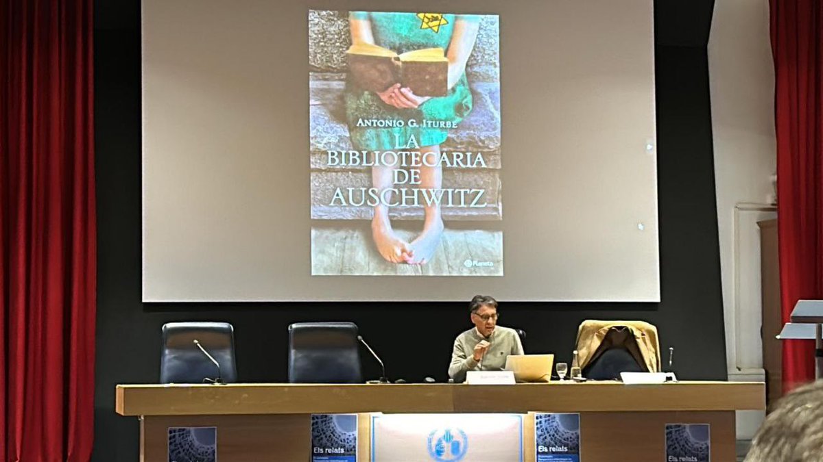 GVA_Cefire's tweet photo. ➡️ La tercera sessió de les XI jornades "Perspectives didàctiques en l'ensenyament de l'Holocaust a partir dels valors humans" a la @FacGeoiH comença amb la intervenció d' @antonioiturbe9 autor de 'La bibliotecaria de Auschwitz' 
#CEFIREValència https://t.co/aytdGpZcSn
