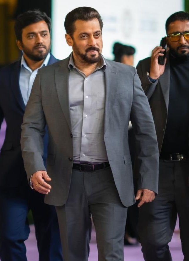sallmaanabdi27's tweet photo. #SalmanKhan𓃵 is the actor who made the directors bigger and bigger. Our SULTAN is KINGMAKER.
Here's the list of some directors :
1) #MPK : #SoorajBarjatya was new
2) #Saajan : not famous director
3) #SanamBewafa : #SaawanKumar was not so much famous
4) #KaranArjun : #RakeshRoshan came after 4 disaster
5) #PKTDK : #SohailKhan
6) #HDCS : established #SanjayLeelaBhansali
7) #TereNaam : #SatishKaushik new director
8) #Baghban : #RaviKapoor new director
9) #NoEntry : established #AneesBazmee
10) #Wanted : New director
11) #Dabangg : New director
12) #Bodyguard : New director
13) #ETT : established #KabirKhan
14) #Kick : New director
15) #Sultan : established #AliAbbasZafar