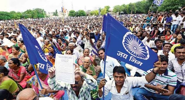 सवर्ण राजनीती में टॉप पर है। OBC धर्म और राजनीति में बराबर बैटिंग कर रहा है। ST वालों ने भी हाल ही में हुए चुनावों में बता दिया कि वो नए रास्ते ख़ोज रहे हैं।

बच गए दलित. दलितों के नेता बंगलों में मरे पड़े हैं और दलित समाज उन मरे हुए नेताओं की अर्थियां लिए सड़क पर संघर्ष कर रहा