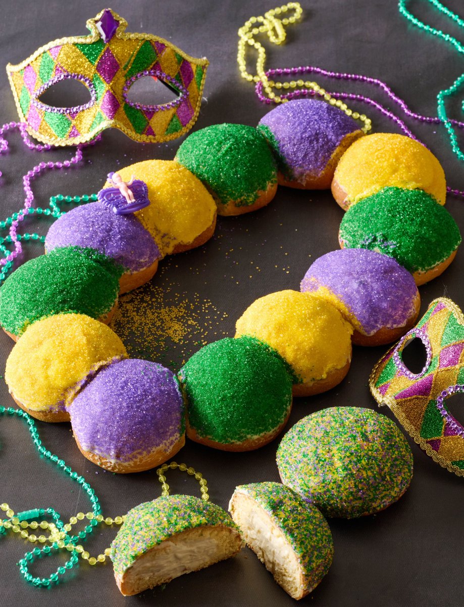 The wait is over! King Cake is back and ready to bring a festive touch to your day! 👑💜💚💛 But hurry this sweet treat will only be available through tomorrow, 2/13! ✨ #Portos #PortosBakery #MardiGras #KingCake