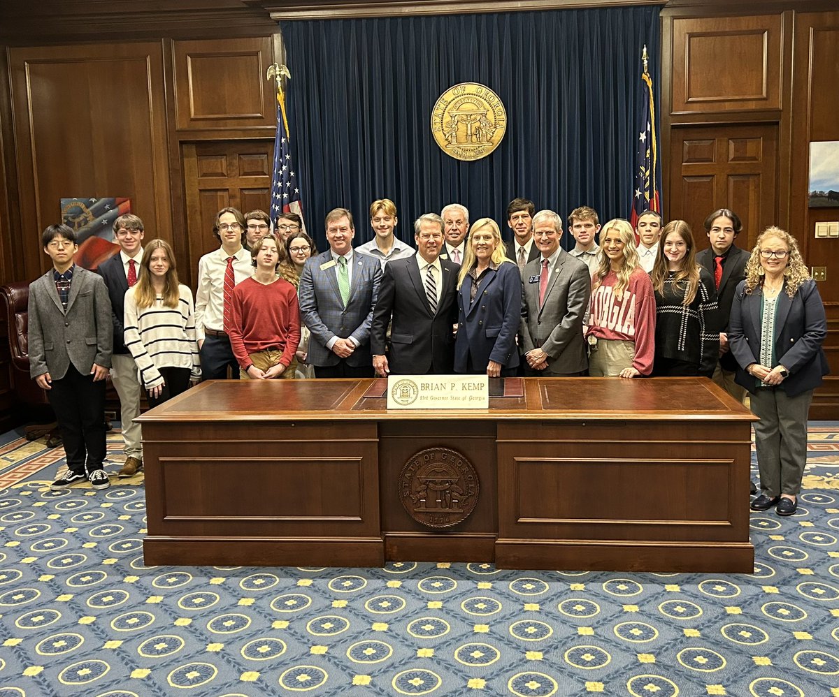 RHHS students with Governor Brian Kemp, Mrs. Marty Kemp, Senator Ben Watson, Representative Ron Stephens &amp; Representative Jesse Petrea. @BivinsMiller <a href="/RichmondHill_HS/">Richmond Hill High</a>