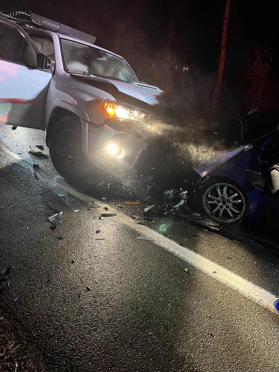 AlexlFtw's tweet photo. Thank you @Toyota for saving our lives last night.  Body on frame construction is the only way to go. #4runner #safety #PNW https://t.co/hmEAfRguDQ