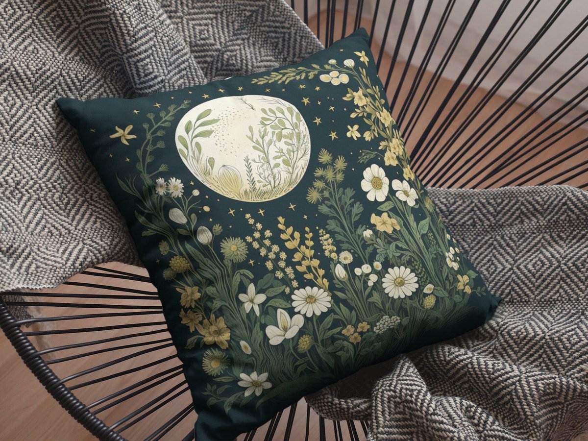 emmacombes1's tweet photo. Check out this cottagecore cushion https://t.co/PE6ZfV3M1f

#cottagecore #homedecor #throwpillow #celestial https://t.co/tZzeTS8EEs