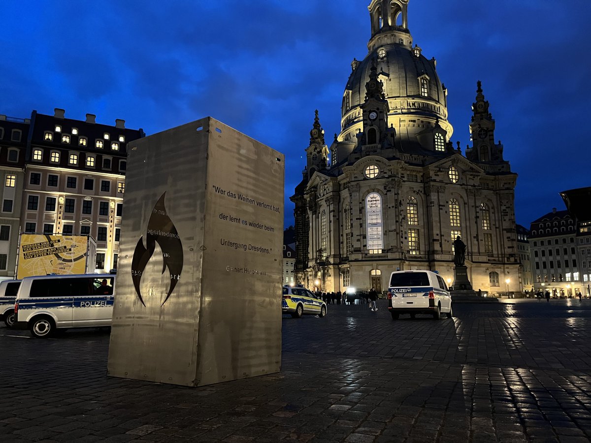 +++ EILMELDUNG! +++ Aktion vor der Frauenkirche in #Dresden: Ein würdiger Gedenkort für die Dresdener Toten. Vor der #Frauenkirche in Dresden wurde vor einigen Minuten ein Mahnmal für die unzähligen Opfer der Bombenangriffe im Zweiten Weltkrieg aufgestellt. Eine gewaltige, mehr…