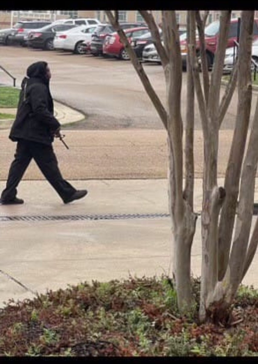 MetroStrmChaser's tweet photo. @WLBT @16WAPTNews @MaggieWade JSU has issued an all clear. Image attached shows the suspect. @radamsWAPT @MaggieWade @CJLeMaster @WLBT @WJTV @16WAPTNews @fox40 https://t.co/Or1cMlqBGD