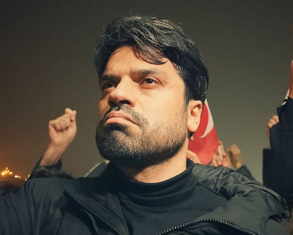 Gökhan Zan:
 ''Evet, ben Alevi doğdum.
Arkadaşımın başı derde girdi; sünni oldum.
Komşum öldüğünde cenazesi için kiliseye gittim; hristiyan oldum.
Evimize misafir geldi; onlarla yahudi oldum.
Kürtçe şarkılar söyledim.
Aslında ben sadece insan oldum. Çünkü ben Hatay'da doğdum''