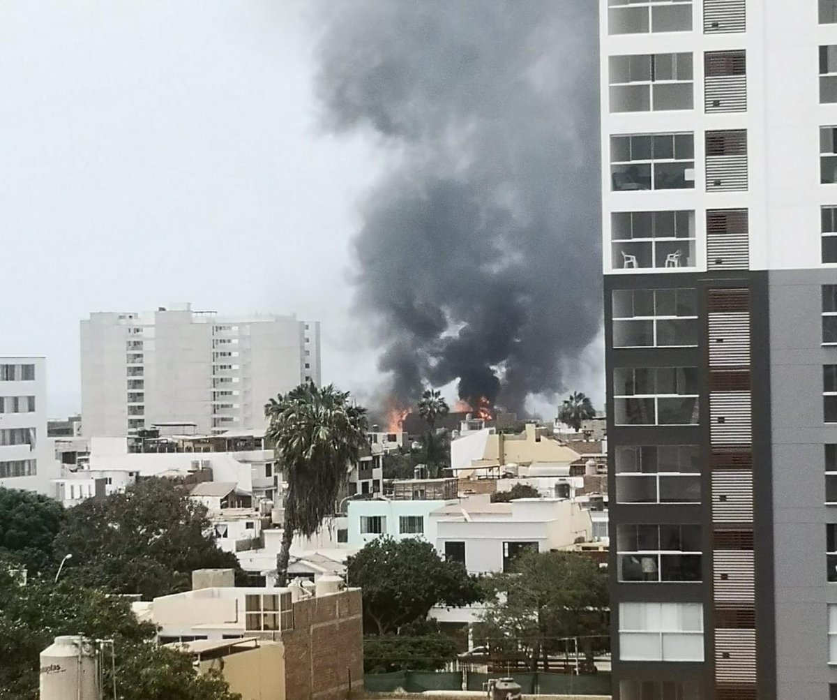 SedapalOficial's tweet photo. Ante el incendio registrado en la cuadra 15 de la avenida La Paz, en #SanMiguel, #Sedapal dispuso de inmediato la elevación de la presión de agua en la zona, para apoyar la labor de los bomberos. Los camiones cisternas ya se encuentran en camino para ayudar a sofocar el fuego. https://t.co/StF5Yej4fl