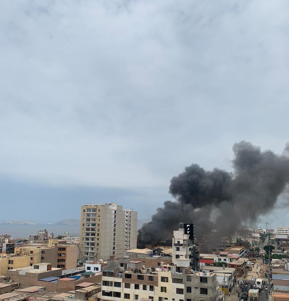 SedapalOficial's tweet photo. Ante el incendio registrado en la cuadra 15 de la avenida La Paz, en #SanMiguel, #Sedapal dispuso de inmediato la elevación de la presión de agua en la zona, para apoyar la labor de los bomberos. Los camiones cisternas ya se encuentran en camino para ayudar a sofocar el fuego. https://t.co/StF5Yej4fl