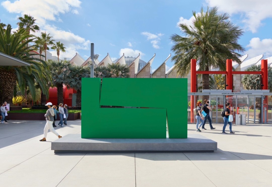 'I will always be in awe of the straight line.'—Carmen Herrera This awe kept Herrera creating abstract paintings & sculptures for over 70 years. The artist passed away 2 years ago today at age 106, just one day before her 'Estructura Verde' closed on the Smidt Welcome Plaza.