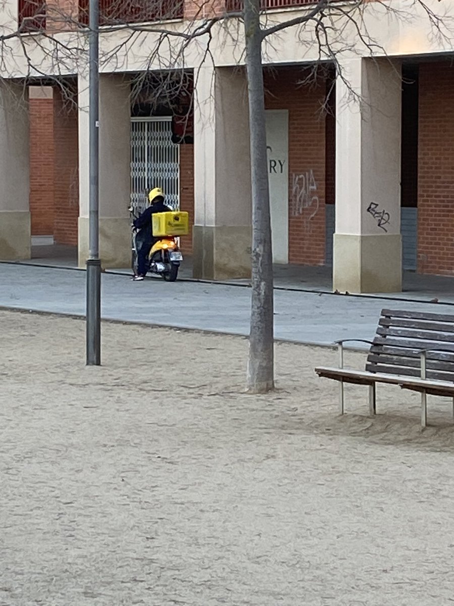 castellarviu's tweet photo. @Correos @femcastellar @plcastellar 
Aixo es normal? Circulant per una plaça peatonal plena d’infants. https://t.co/ma8ssBPl9H
