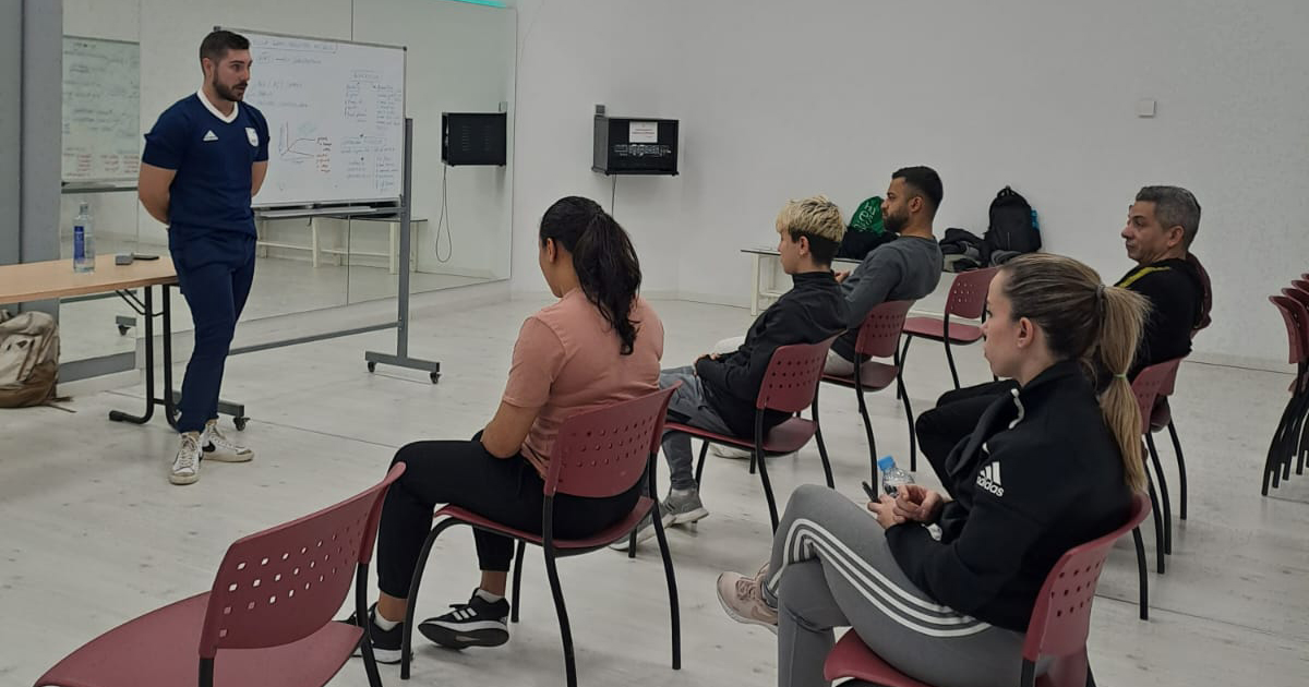 adecco_fundac's tweet photo. 💡💪 En el taller #AgitandoNeuronas nuestros participantes de #PIMEI de @inaempleo aprenden a convertir el ejercicio en su aliado profesional:
Mejorar rendimiento laboral
Elevar su satisfacción persona
Consejos sobre alimentación en el trabajo 
Más info: https://t.co/cbLb9gSZUZ https://t.co/m1tRA1aYMK