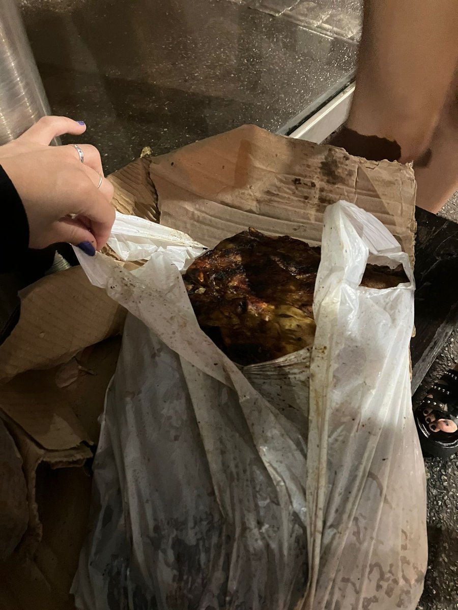lulinuevo's tweet photo. Ayer salimos y cuando estábamos en la parada unos chabones pasaron con el auto y nos regalaron un VACÍO. sí, literalmente un pedazo de vacio. Es lo mejor y más random que nos pasó https://t.co/wuROf5Dsej