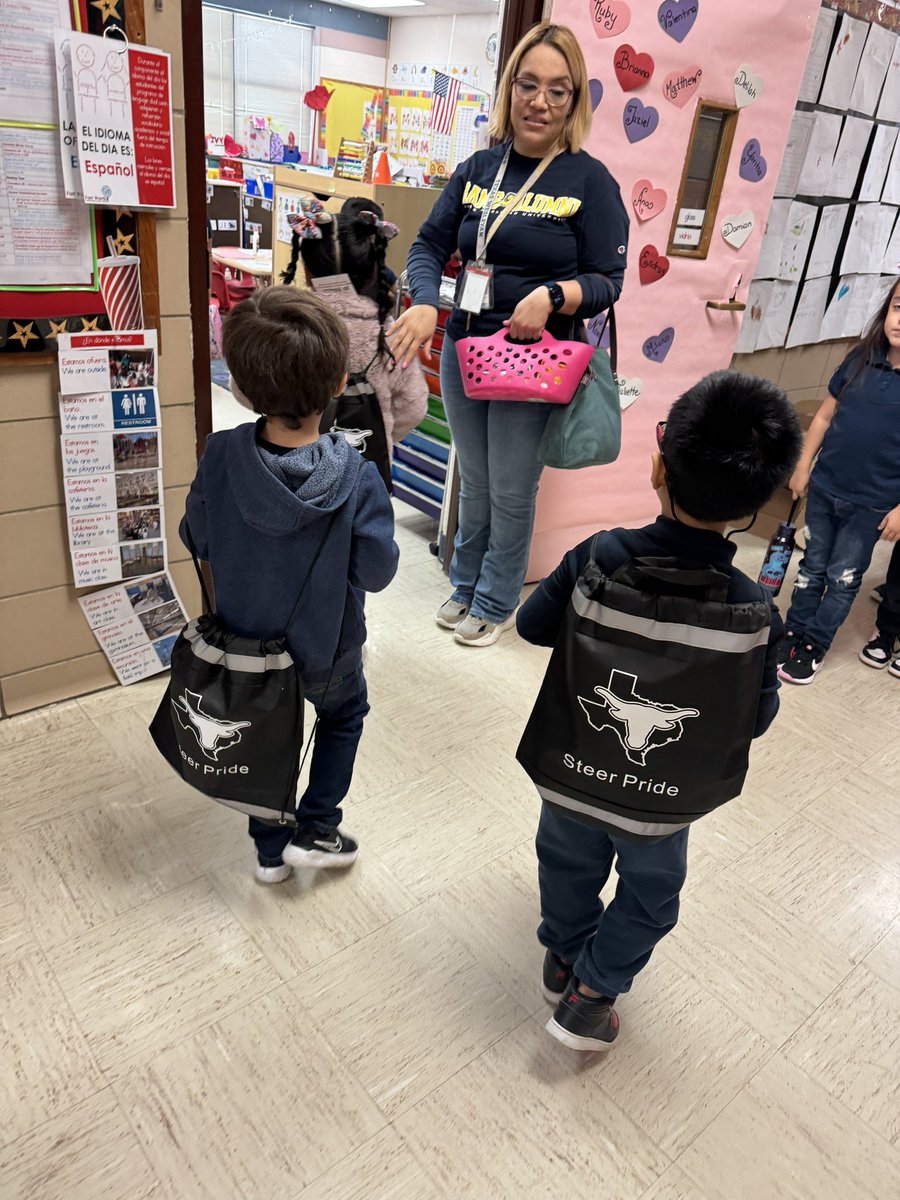 RufinoMendozaES's tweet image. 😍 How adorable are our future North Side High School steers with their NSHS backpacks from the student store today? Looking sharp and ready to conquer the world! 🎒✨ #FutureSteers #NSHS @principal_008 @CortezLupe1 @katy_anne_myers @FortWorthISD @mannydlc2