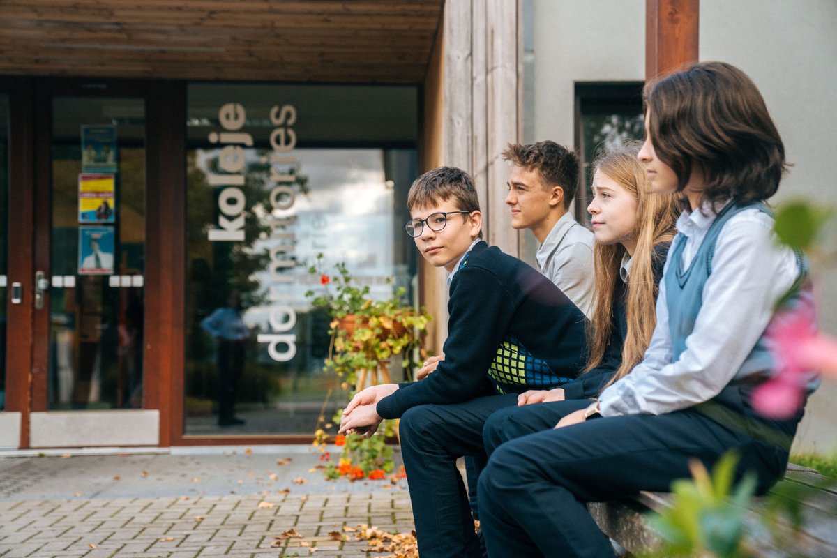 Naši studenti mohou bydlet na kolejích přímo v areálu školy! 🏫

Ideální řešení pro děti ze všech koutů Česka. 🇨🇿

Ve svém volném čase tak mohou být se svými kamarády, připravovat se na vyučování, účastnit se mimoškolních aktivit nebo jen v klidu odpočívat. 💤