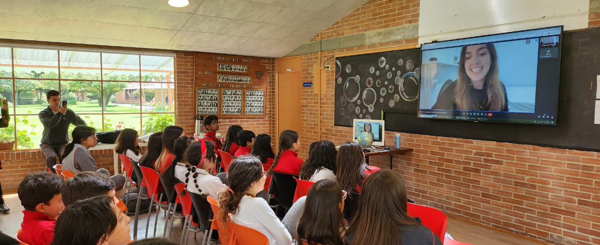 LauraMolares's tweet photo. Es un honor para mí, como colombiana y mujer latina, representar a mi país e inspirar a niñas y  niños a apuntarle a las estrellas (o, en este caso, la Antártida🇦🇶✨). Como territorio sin bandera, con @DrBradBrad, ondeamos banderas diseñadas por estudiantes de en la Antártida🐧🦭 https://t.co/ReSpGD59ON