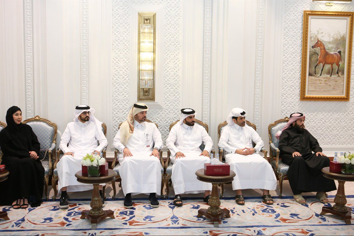 QLA_QA's tweet photo. حضر اليوم عدد من أعضاء جمعية المحامين القطرية جلسة الانعقاد الأسبوعية العادية لمجلس الشورى بمقر المجلس، برئاسة سعادة السيد حسن بن عبد الله الغانم، رئيس المجلس، والتي ناقشت وضع مرئيات لمعالجة مشكلة "زيادة معدلات الطلاق في المجتمع".
تلى جلسة الانعقاد، نقاشٌ ثري جمع سعادة السيد حسن بن عبدالله الغانم، رئيس مجلس الشورى، ونائب الرئيس سعادة الدكتورة حمدة بنت حسن السليطي مع أعضاء مجلس الإدارة ممثلاً بـ أ/ عبدالرحمن آل محمود، وأ/ منى المطوع، إضافة إلى عدد من السادة المحامين أعضاء الجمعية، حيث دار الحديث حول التأكيد بأهمية الأسرة والحفاظ على تماسكها باعتبارها ركيزة المجتمع، وأساس النمو والازدهار بالدولة.