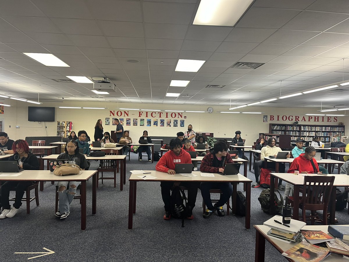 Students working on their entrance essays for Dual Enrollment for Prairie State. #richinstudentsuccess