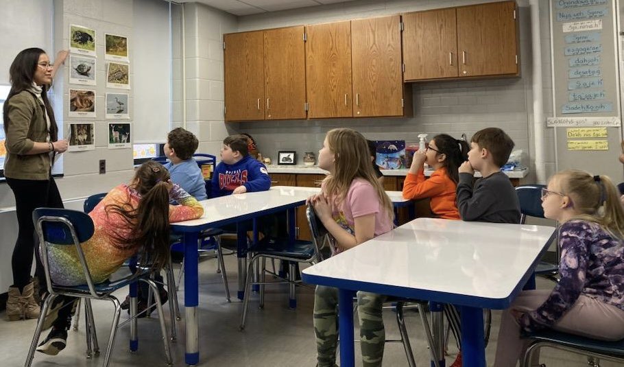 Gowanda CSD graduate Cecelia Young visited the elementary school for some language and culture classes January 2024. 🏫🪶 

#wearegowanda #PantherPride #nativepride

@CarrieDzierba @DrAGHSPrincipal @SenecaMedia @TheSenecaNation @SenecaLanguage @TheObserverNY @ThePost_Journal