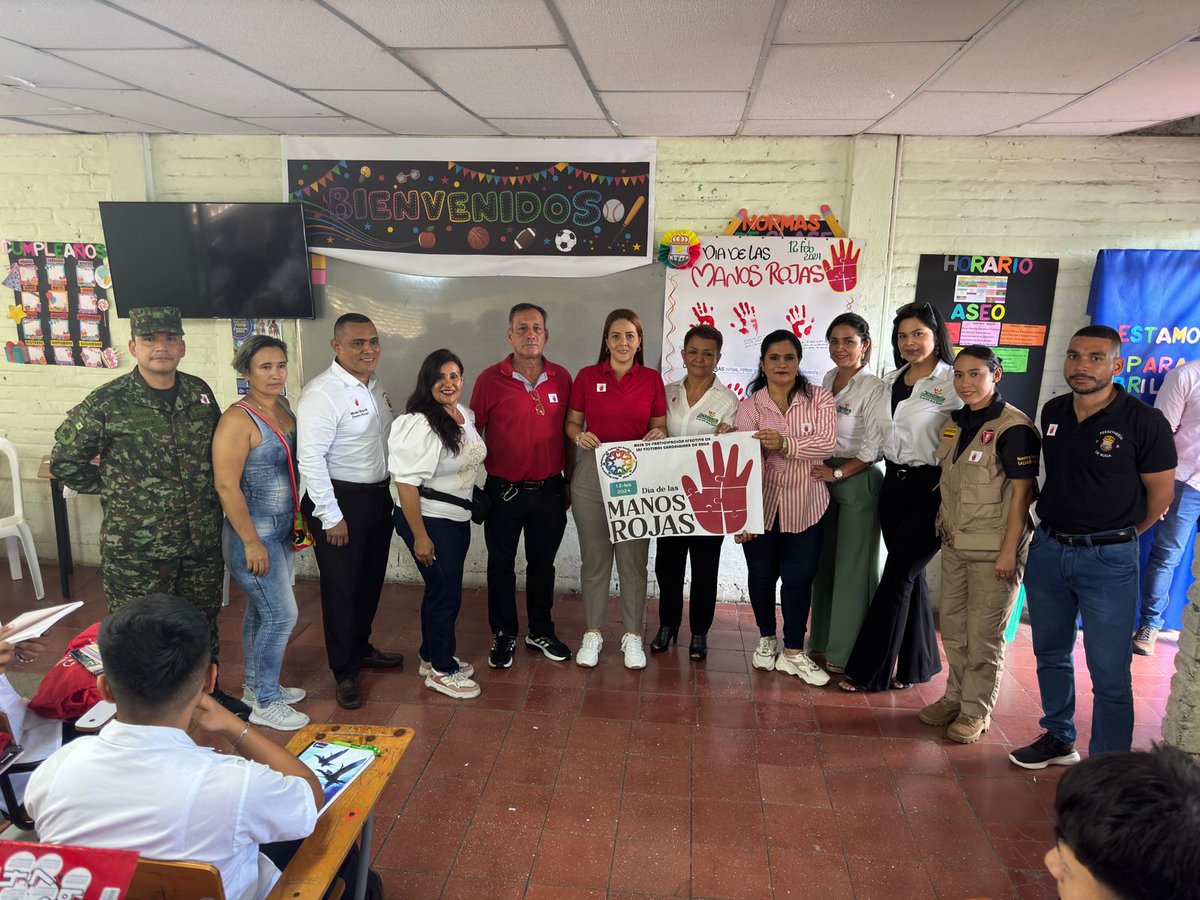 #DíadelasManosRojas,    
Hoy le decimos NO al reclutamiento de niños y jóvenes para el conflicto,  trabajamos para garantizar los  derechos de  los niños y niñas los queremos estudiando y jugando.