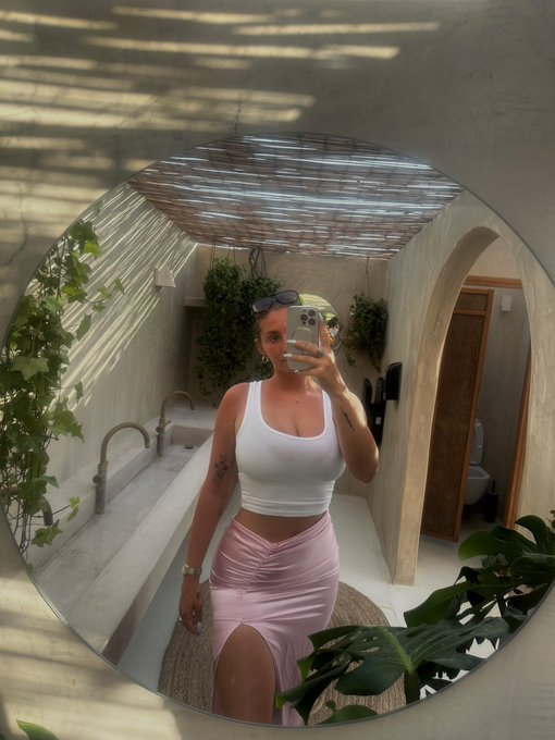 Rewarding everyone with my nudys who say &ldquo;hi&rdquo; 🍒 https://t.co/5kBTRFrIjf