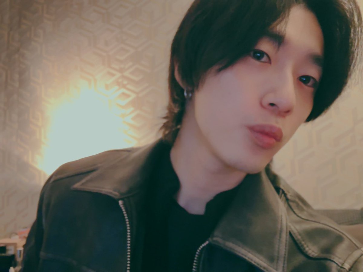 it_s__b's tweet photo. 첫 곡 준비중:) https://t.co/Kn1cX0zjO9