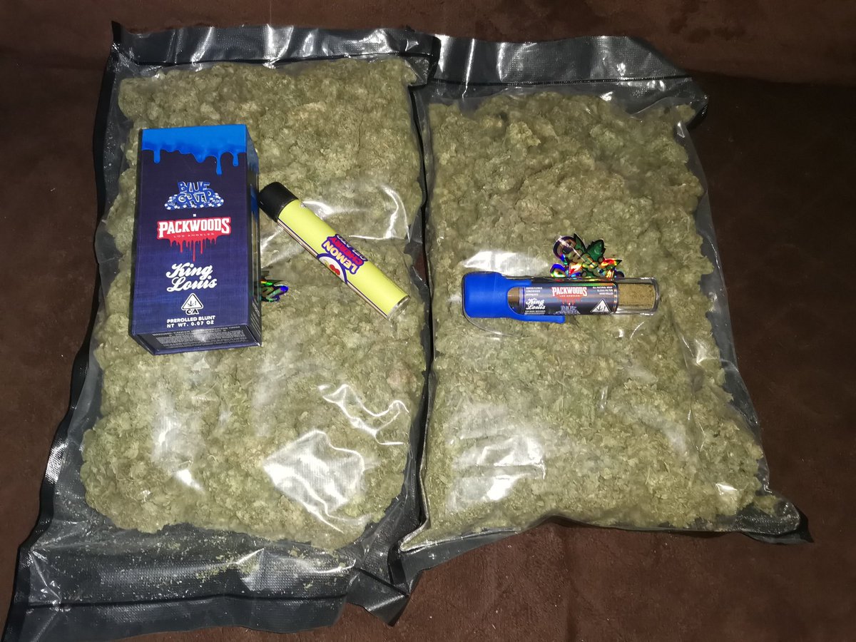 Megafox159's tweet photo. @CapitalHighMx @anntonioMK Aquí disfrutando de mi envío el día de ayer, siempre a tiempo 😎 y con unas excelentes flores, 2 lbs de felicidad, en todo tiempo estuvieron pendientes, además llegaron regalos que no esperaba bandita, hay que ser pacientes. 🍁🍁🍁👽 https://t.co/4n8p8irPoc