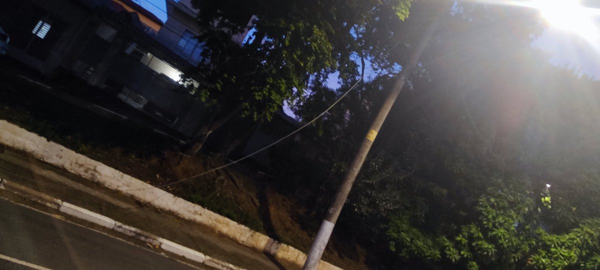guilhermesnr's tweet photo. @edp  cabo de energia solto na calçada. Av Júlio Pretes, Guarulhos em frente a parada de ônibus Júlio Prestes sentido Vila Galvão https://t.co/LH5hsxW6G4