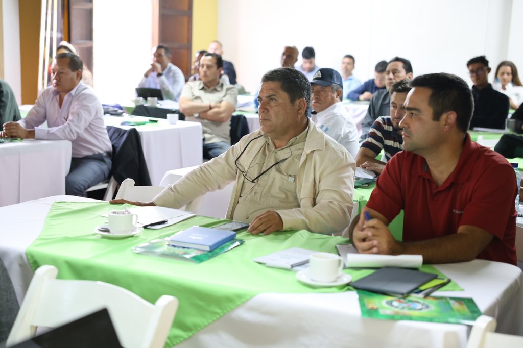 ProyectoATRACSI's tweet photo. @MaynorEstradaGT @MagaGuatemala @jmsanchez1977 Durante la jornada, inspectores del programa PIPAA del @MagaGuatemala y sector privado conocieron por parte de expertos de @ICACOLOMBIA sus protocolos para exportación de aguacate a Estado Unidos🥑🇬🇹➡️🇺🇸 https://t.co/qVnNLPANf3