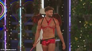 katereddaz's tweet photo. Thought we had seen the look before #Tom! #loveisland https://t.co/06FX8jebU1