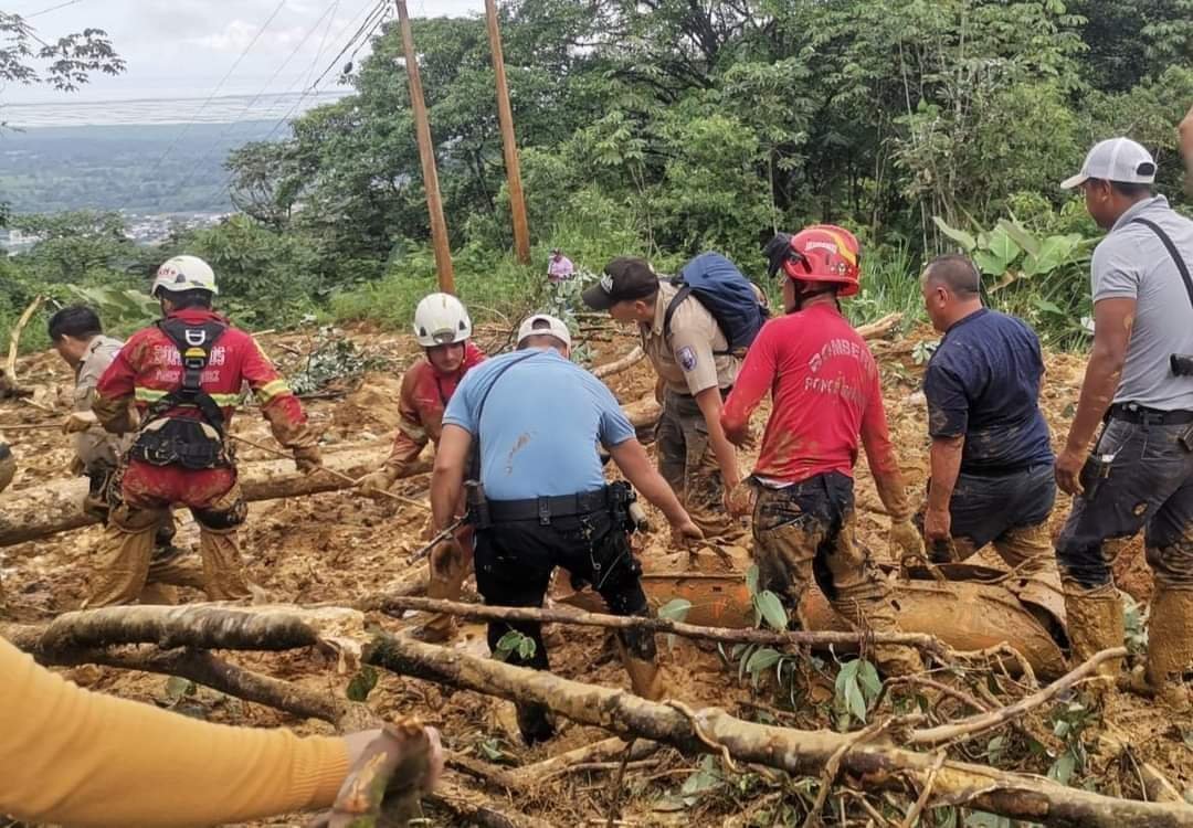 MishkiShimiInf1's tweet photo. #informaciónAlDía 

#PonceEnríquez - Azuay

Varias instituciones se unen para labores de limpieza y rescate en la zona del deslizamiento. Se confirma una persona fallecida.

Las fuertes lluvias afectan también a otros sectores del cantón azuayo, informa el alcalde José Sánchez. https://t.co/WQi1ceTwO9
