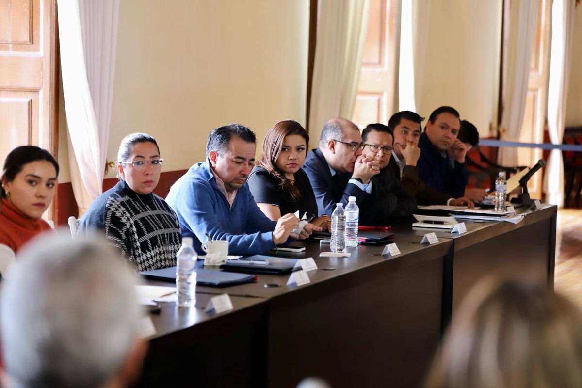 Me reuní con regidores integrantes de todas las fracciones del Cabildo y con funcionarios del gabinete para darles a conocer los avances de la entrega de Aguas del Poniente a <a href="/SLPMunicipio/">Gobierno de la Capital SLP</a> .

Con transparencia y acuerdos, seguimos trabajando para garantizar el suministro de