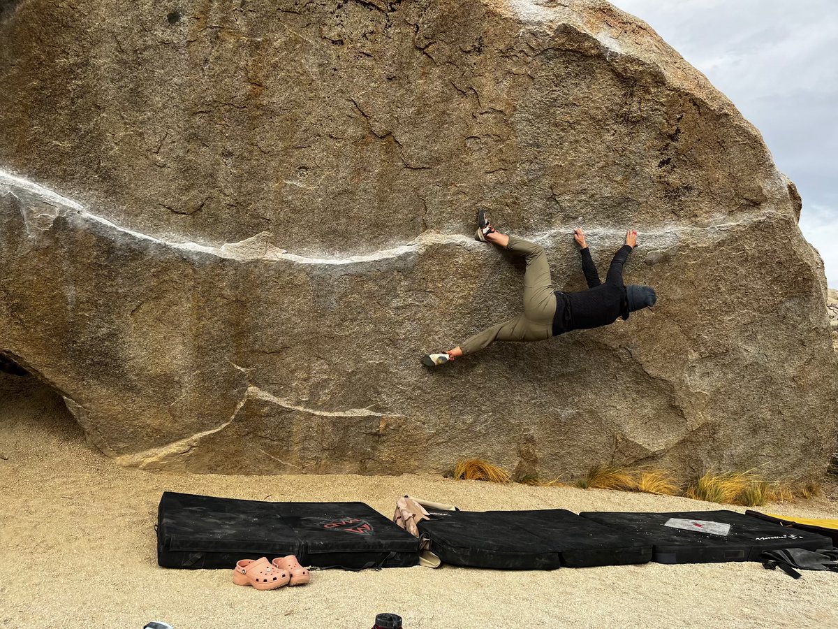 Yoga instructor Olivia crushing it with this awesome traverse climb in Bishop!

📍Buttermilks, Iron Man Traverse, v4
