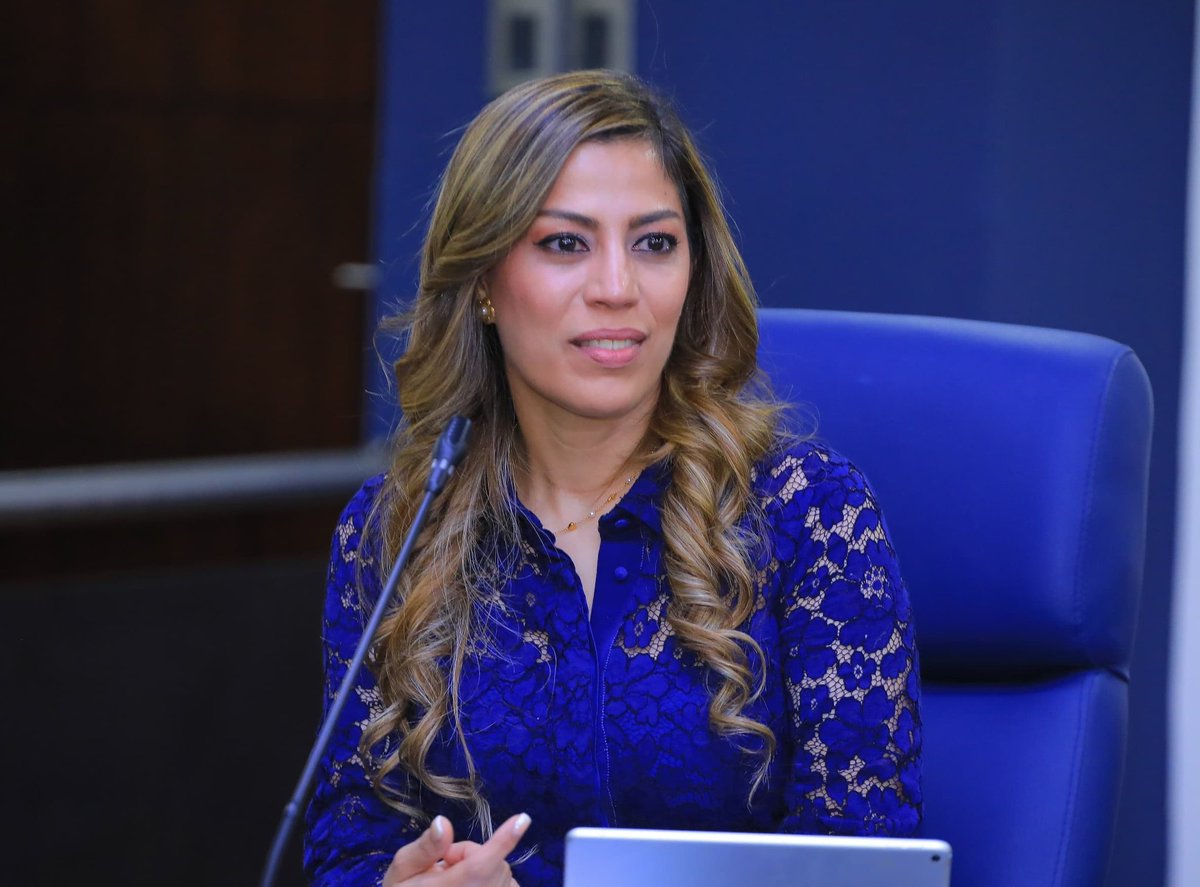 AsambleaSV's tweet photo. #ComisiónPolítica | La directora del @isss_gob_sv, @MonicaAyalaGue1, manifiesta que para que el doctor sea certificado se tomará en cuenta el actuar profesional, la investigación y la práctica clínica de este. Agrega que esto evitará la charlatanería y la mala praxis. https://t.co/XEigiQrhsQ