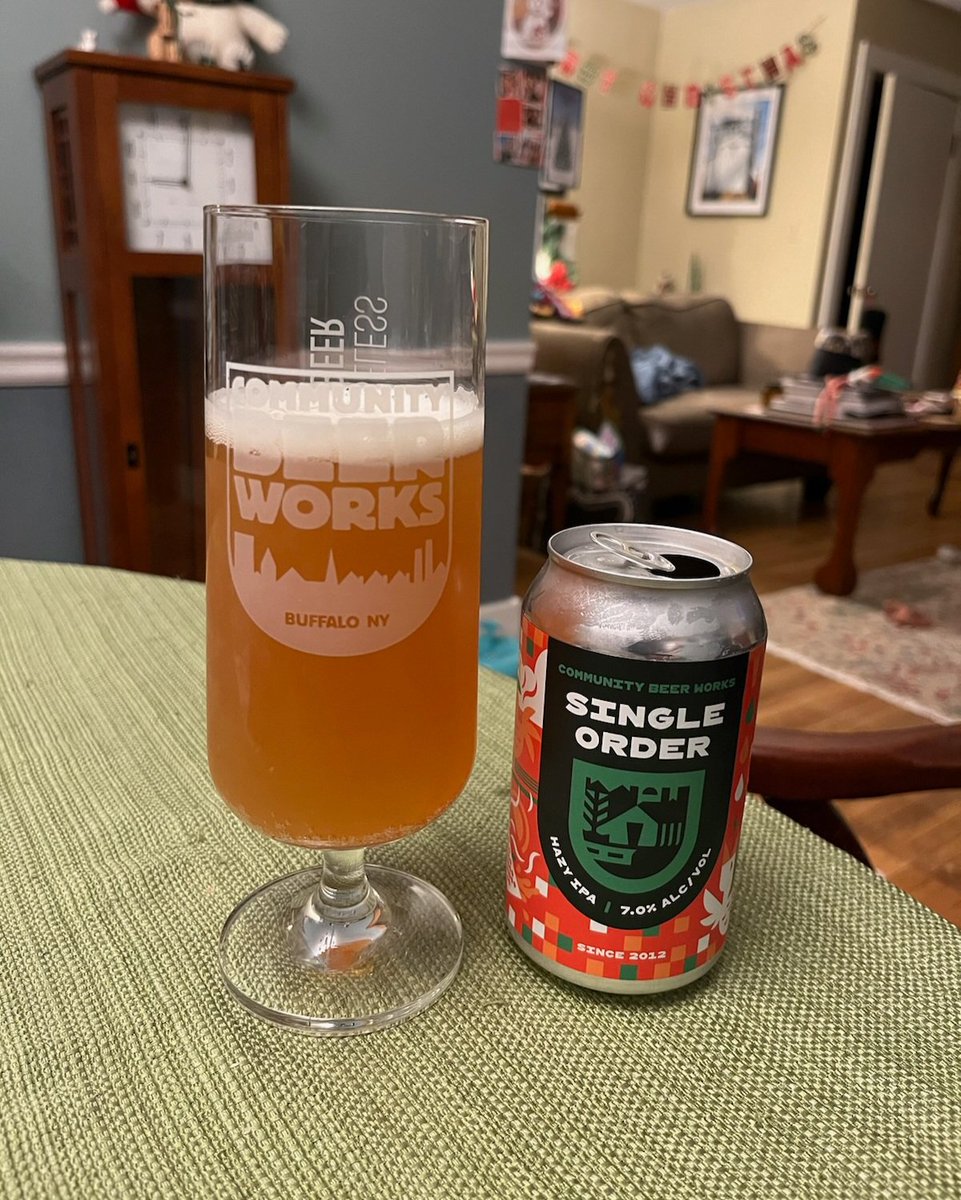 buffbeerleague's tweet photo. Making a concerned effort to revisit some of our favorite core craft beer brands this month for #flagshipfebruary. And we're starting with a newer one, @communitybeer Single Order Hazy IPA. It's quality haze with big orange juice & citrus flesh notes. Looking forward to more! https://t.co/6RKoWiM7fK