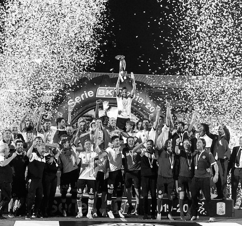 RedZone69 Esports (@redzone69es) on Twitter photo 🥁 Serie A-rriviamo 🥁
Grazie al risultato maturato stasera siamo ufficialmente in serie A di <a href="/VPGSanMarino/">VPG San Marino 🇸🇲</a> con 3 giornate d’anticipo.
Avanti Aquile! 🦅
Go Eagles! 🦅
#CmonEagles #RZ69 #A 🥁 Serie A-rriviamo 🥁
Grazie al risultato maturato stasera siamo ufficialmente in serie A di <a href="/VPGSanMarino/">VPG San Marino 🇸🇲</a> con 3 giornate d’anticipo.
Avanti Aquile! 🦅
Go Eagles! 🦅
#CmonEagles #RZ69 #A